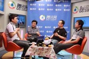 左起：腾讯公益“善待动物尊重生命”系列节目主持人董伟、著名节目主持人赵忠祥、成都黑熊救护中心总经理张小海、《新周刊》资深调查记者潘滨