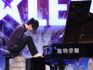 Liu Wei playing the piano with his toes (photo from http://english.cri.cn/)