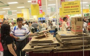 现场提供免费纸盒，供顾客盛装所购买的物品。（图：星洲日报）