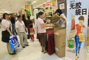 檳灵玉及爱极乐佳世客今起每週六落实无胶袋运动，获得顾客大力支持。（图：星洲日报）