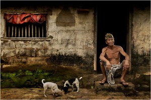 The Balinese man and his puppies (photo by Ario Wibisono)