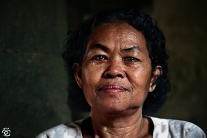 old lady at Ta Prohm
