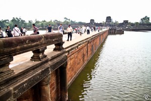 bridge connects the gopura at the entrance to the causeway