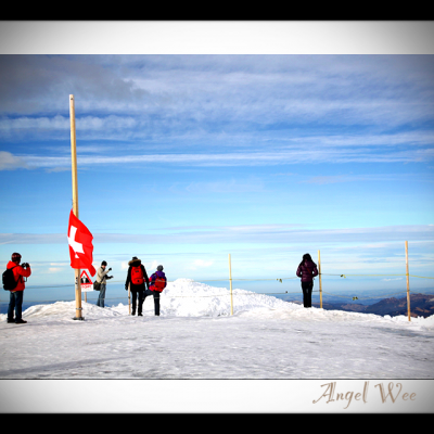 我们参观少女峰两处地带，低一点的地方插着瑞士国旗，代表着瑞士之殿。 最高处是欧洲国旗，代表着欧洲屋脊。