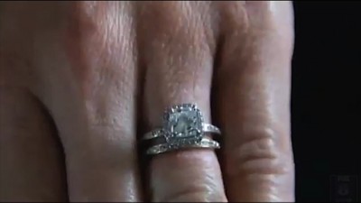 This is the ring Sarah accidentally dropped into the coin cup. (image: news.com.au)